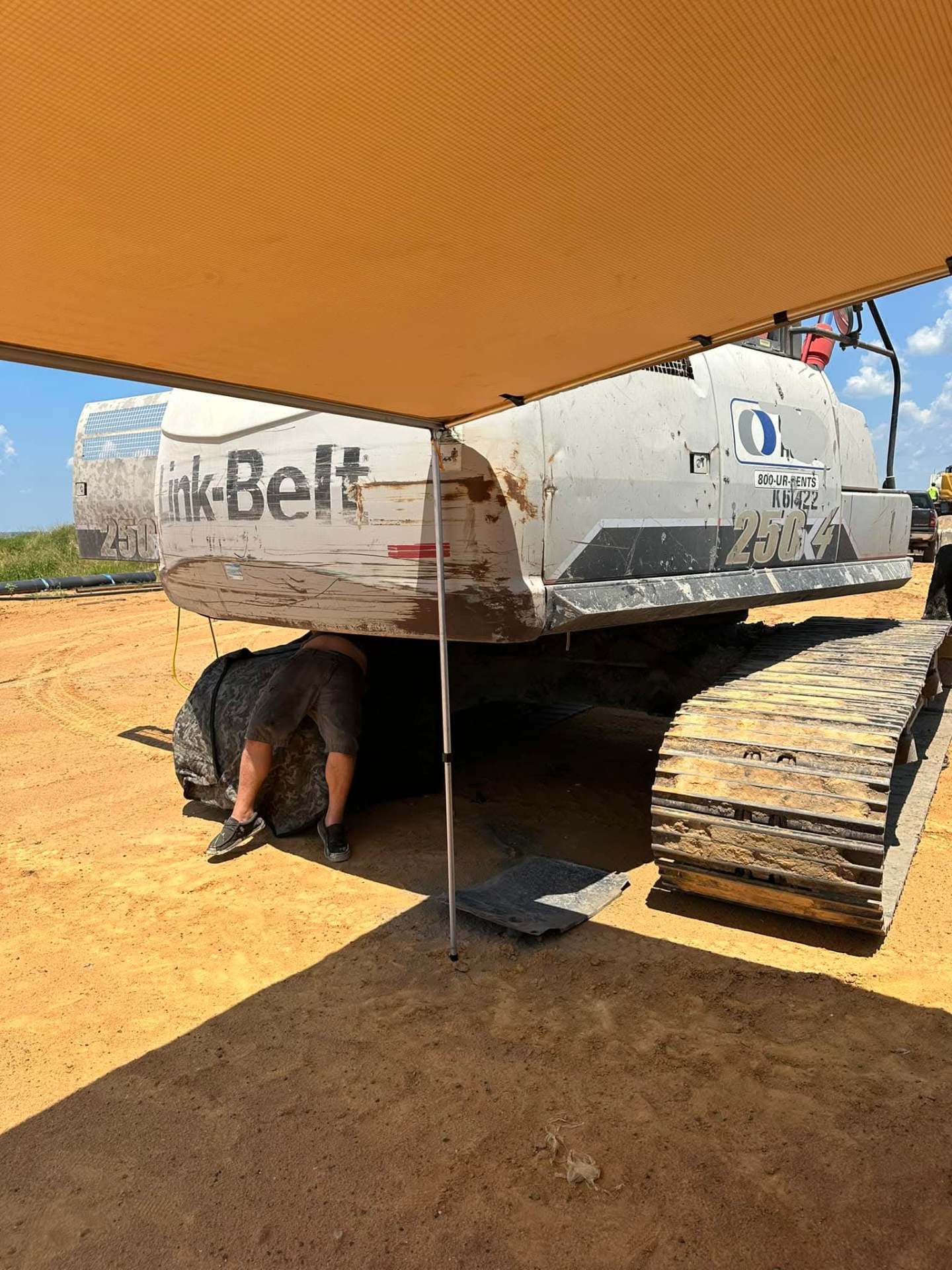 On-site repair of a Link-Belt 250 excavator